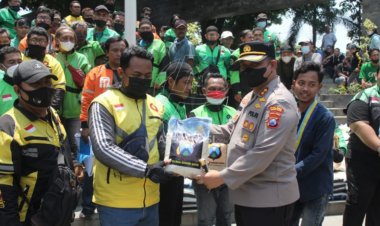 Polres Kediri Kota Bagikan Paket Sembako ke Driver Ojol