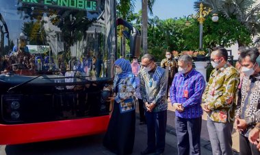 Khofifah Luncurkan Bus Listrik Merah Putih E-Inobus