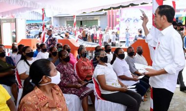 Jokowi Tinjau Penyerahan Bantuan Sosial di Kantor Pos Kepulauan Aru