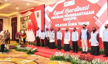 Khofifah Kukuhkan Forum Penyuluh Anti Korupsi Jatim Periode 2022-2024