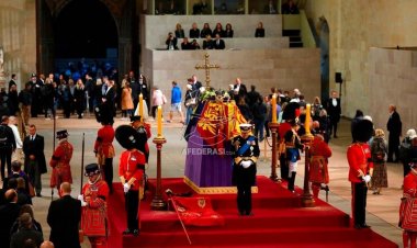 Raja Charles Datang ke Tempat Ratu Elizabeth Disemayamkan