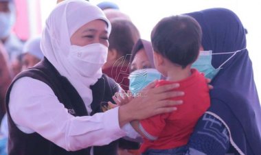 Khofifah Salurkan Program Perlindungan Sosial Bagi Warga di Jember