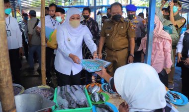Khofifah Salurkan Program Perlindungan Sosial Ke Kampung Nelayan di TPI Puger Jember
