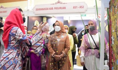 Arumi Bachsin Pamerkan Batik Tenun Khas Tuban ke Iriana Jokowi
