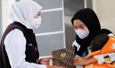 Khofifah Serahkan Bantuan Perlindungan Sosial  di Lamongan