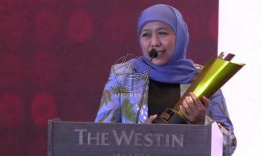 Khofifah Terima Penghargaan Inovasi Percepatan Pelayanan Publik