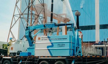 PLN Lakukan Cleaning Insulator pada Sistem 500 kV di PLTU Paiton