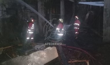 Alami Korsleting listrik, Pabrik Kerajinan Kayu Hangus Terbakar