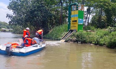 Tim Patroli Air Jatim Temukan Limbah Pabrik Kertas di Kali Surabaya