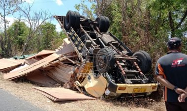 Tak Kuasai Medan Jalan, Truk Muat Triplek Terguling