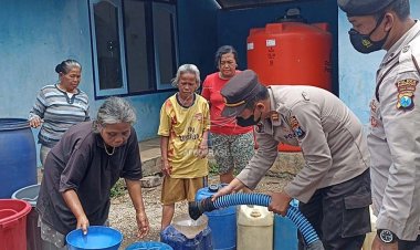 Terdampak Kekeringan, Polres Ponorogo Distribusikan 8.000 liter Air Bersih