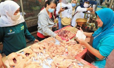 Blusukan Ke Pasar, Khofifah Pastikan Harga Bapok Tetap Stabil