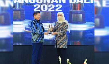 Gubernur Khofifah Terima Penghargaan Perencanaan Pembangunan Daerah Dari Bappenas RI