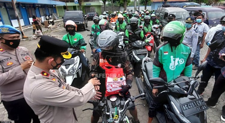 Harga BBM Naik, Polres Kediri Bagikan 150 Paket Sembako Untuk Ojol dan Supir Angkot