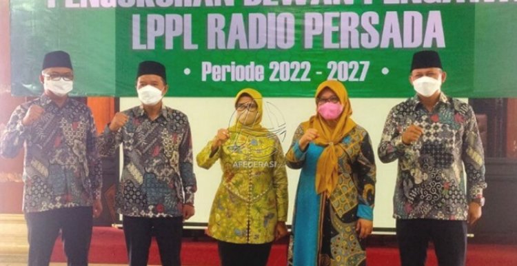Bupati Blitar Rini Syarifah  Kukuhkan Dewas LPPL Radio Persada