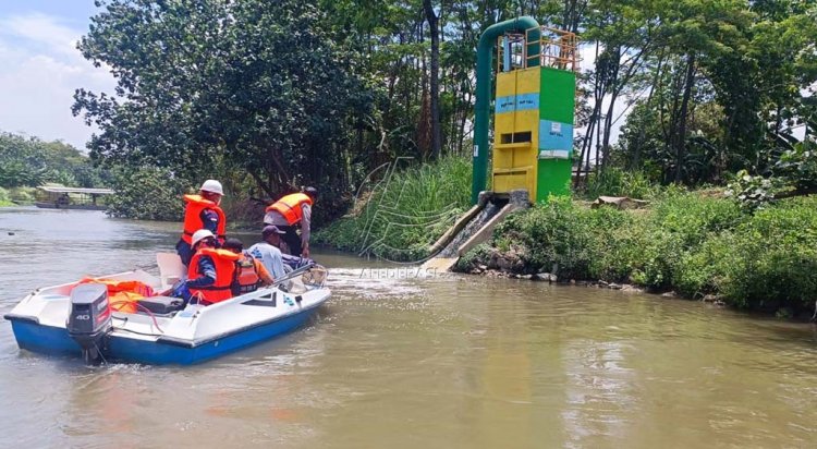 Tim Patroli Air Jatim Temukan Limbah Pabrik Kertas di Kali Surabaya