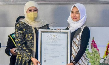 Gubernur Khofifah Serahkan Sertifikat Halal Kepada UKM di Jatim
