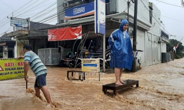 Tergenang Banjir, Akses Jalan Lumpuh Total