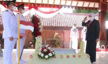 Khofifah Pimpin Apel Ziarah ke Makam Gubernur Jatim Pertama