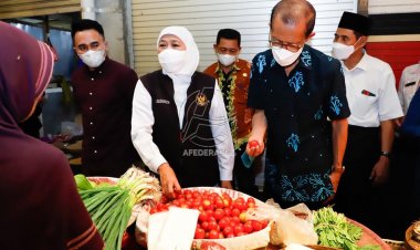 Gubernur Khofifah Blusukan ke Pasar Sayur Magetan