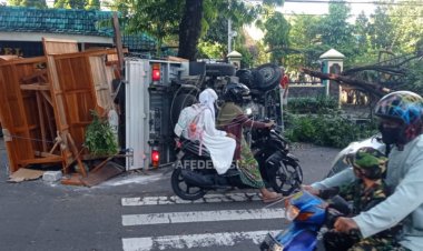 Mobil Pick Up Tabrak Pohon, Empat Gerobak Ringsek