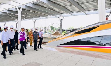Jokowi Targetkan Kereta Cepat Jakarta-Bandung Beroperasi Juni 2023