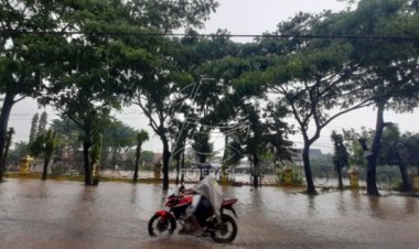 Satu Lembaga Pendidikan Diliburkan Akibat Banjir di Ruas Jalan Sumberjo Pelem - Campurdarat