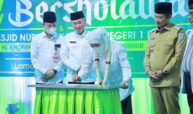 Resmikan Masjid Nurul Hakam SMKN 1 Lamongan, Ini Pesan Khofifah