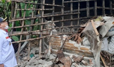 Bupati Maryoto Tinjau Rumah Roboh Akibat Tanah Gerak di Talun Kulon