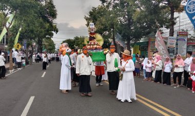 Peringati Maulid Nabi, Pemkab Situbondo Gelar Kirab Ancak Agung