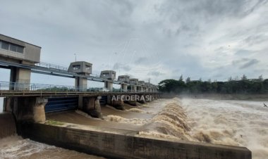 Sempat Siaga, Debit Air Bendung Gerak Waru Turi Berangsur Normal