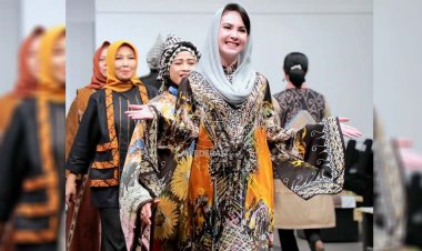 Jogja Batik Festival 2022, Arumi Peragakan Busana Batik Sutra Kombinasi