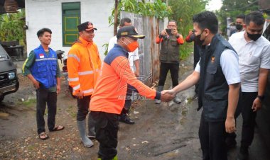 Pastikan Dampak Banjir Trenggalek Terkendali, Wagub Emil Tinjau 4 Titik Mitigasi