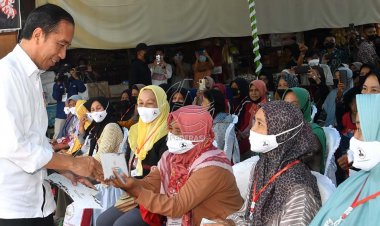 Presiden Jokowi Bagikan Bansos di Pasar Muntok Bangka Barat