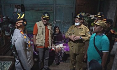 Bupati Maryoto Tinjau dan Berikan Bantuan Kepada Korban Longsor