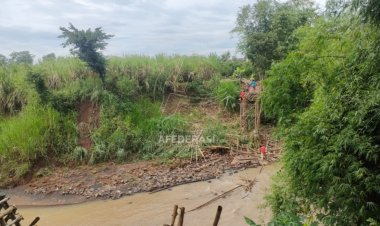 Dua Jembatan Darurat Penghubung Desa Hanyut, Akses Lumpuh Selama 3 Hari