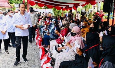 Presiden Jokowi Serahkan Bantuan Sosial di Balikpapan