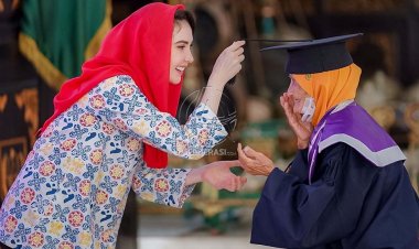 Arumi Bachsin Memwisuda 130 Peserta Sekolah Lansia