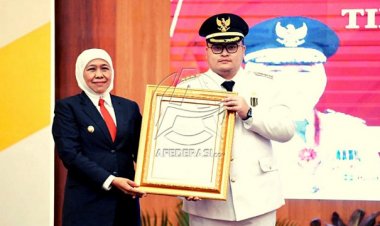 Mas Dhito Terima Penghargaan Lencana Jer Basuki Mawa Beya Emas