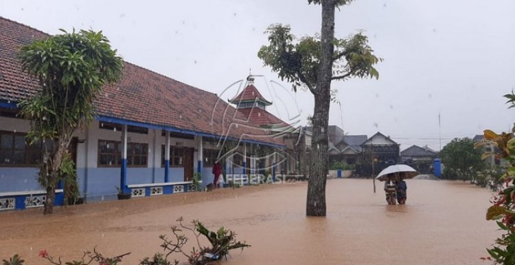 Dispendikpora : Delapan Sekolah di Tulungagung Terdampak Banjir, Siswa Belajar Daring
