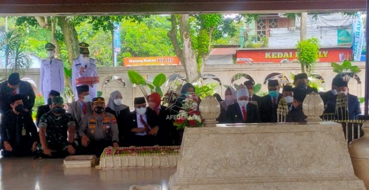 Wali Kota Blitar Dampingi Gubernur Khofifah  Ziarah ke Makam Bung Karno