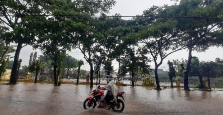 Satu Lembaga Pendidikan Diliburkan Akibat Banjir di Ruas Jalan Sumberjo Pelem - Campurdarat