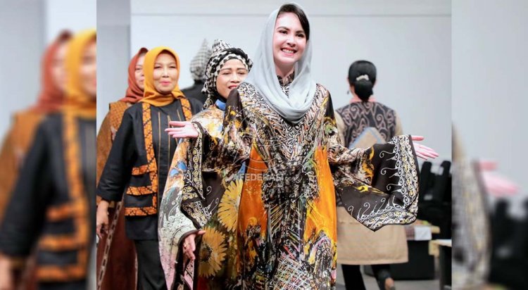 Jogja Batik Festival 2022, Arumi Peragakan Busana Batik Sutra Kombinasi