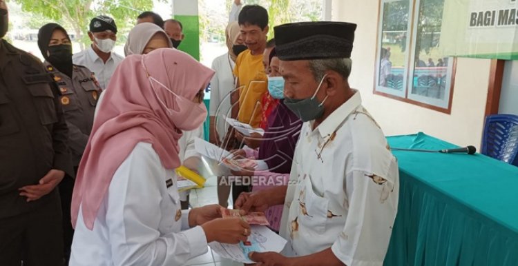 Bupati Blitar Salurkan Bansos Inflasi 16.794 Orang