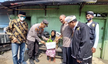 Polisi di Kediri Bersama Tokoh Agama Bagikan Sembako