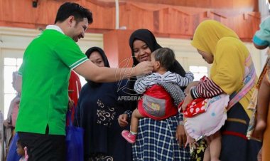 Wagub Emil Salurkan Zakat Produktif di Bakorwil Pamekasan