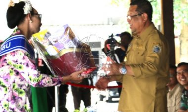 Bupati Maryoto Turut Menyaksikan Gelaran Festival Pawai Budaya Tingkat OPD