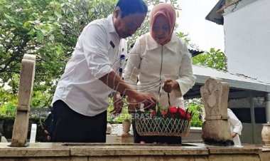 Direktur Supriyanto Lakukan Ziarah Makam Pendiri RSUD dr Iskak Tulungagung