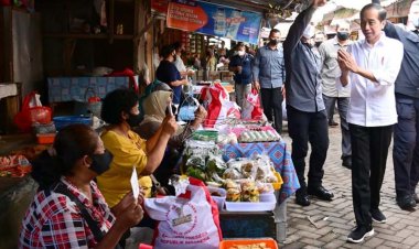 Kunjungi Pasar Malang Jiwan Colomadu, Jokowi Bagikan BLT dan Sidak Harga Komoditas