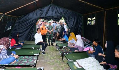Jokowi Kunjungi Tenda Pengungsi Korban Gempa di Cianjur